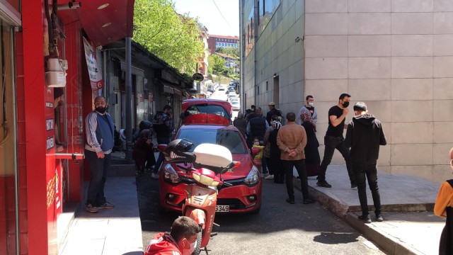 PTT önünde uzun kuyruk oluştu