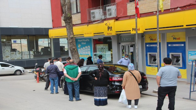 PTT şubesinin önünde kuyruk oluştu