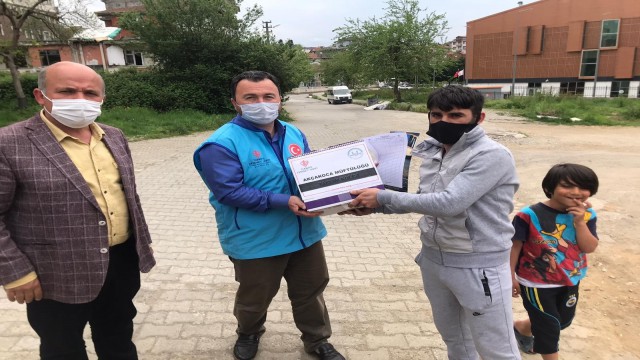 Ramazan kolilerini dağıtmaya devam ediyor