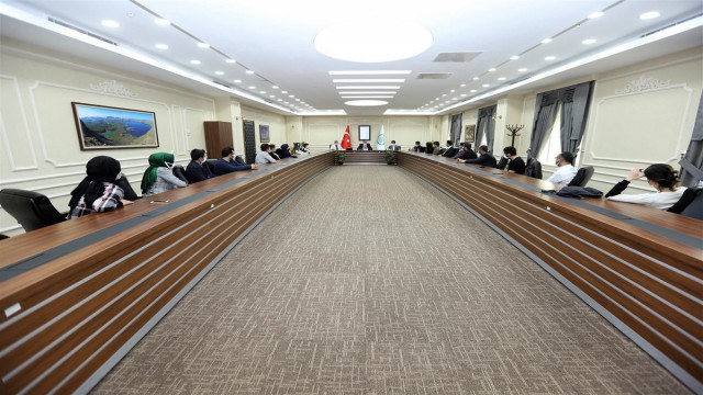 Rektör Elmastaş doktorasını tamamlayanlarla bir araya geldi