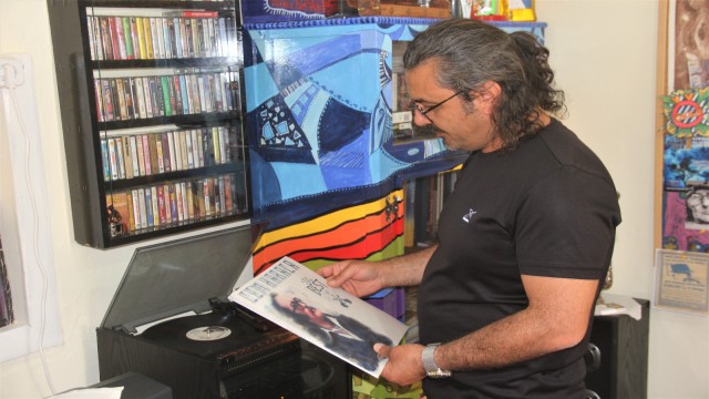 Resim öğretmeni, antika eşyalarla evini nostalji müzesine dönüştürdü