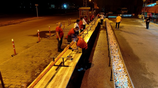 Restoranların açılışını havai fişek ve 35 metrelik kebapla kutladı