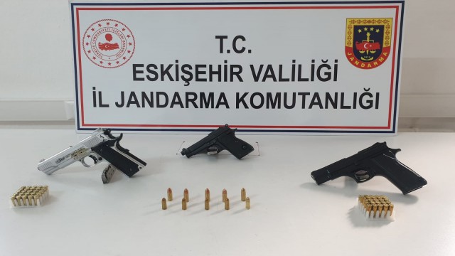 Ruhsatsız silah satmak isterken jandarmaya yakalandılar