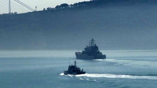 Rus savaş gemisi İstanbul Boğazından geçti