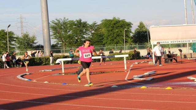 ‘Rüzgarın kızı Bursada rakiplerine şans tanımadı