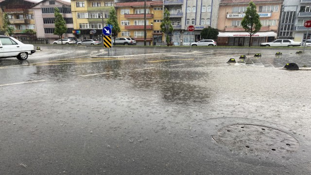 Sağanak yağışa hazırlıksız yakalanalar kaçacak yer aradı