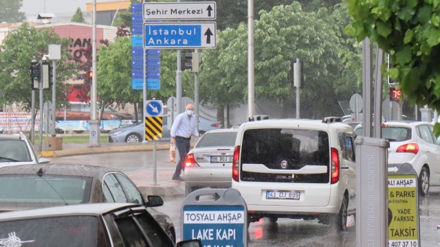 Sağanak yağmura hazırlıksız yakalananlar kaçacak yer aradı