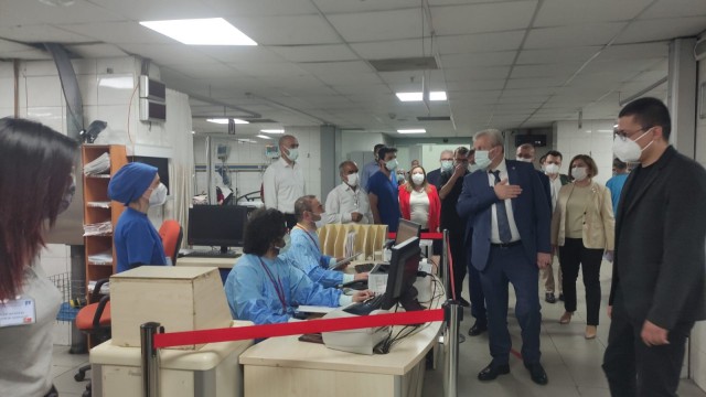 Sağlık Müdürü bayram nöbetindeki sağlıkçıları yalnız bırakmadı