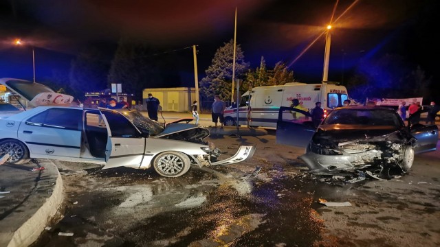 Sakaryada iki otomobil çarpıştı: 4 yaralı
