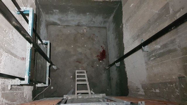 Saklambaç oynarken asansör boşluğuna düşen çocuk ağır yaralandı