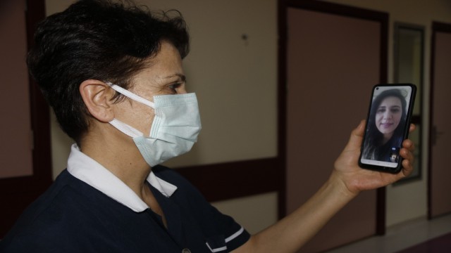 Salgının kahramanları Anneler Gününde de görevlerinin başında