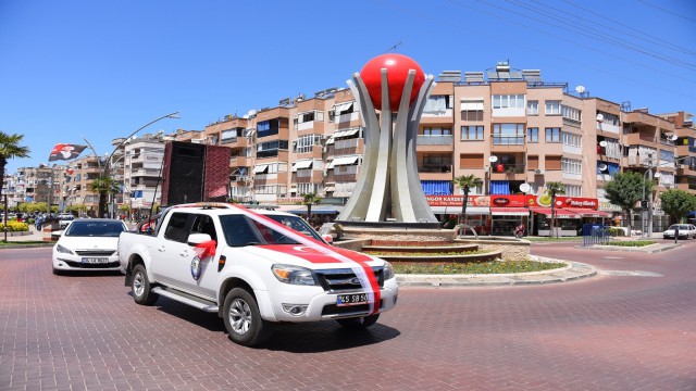 Salihlinin cadde ve sokaklarında bayram coşkusu