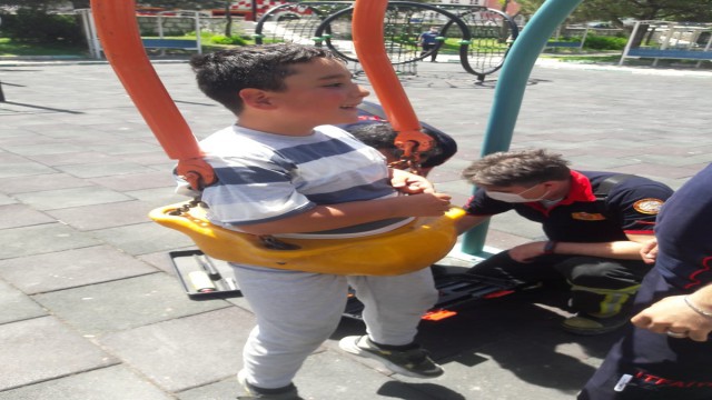 Salıncağa sıkışan çocuğu itfaiye kurtardı