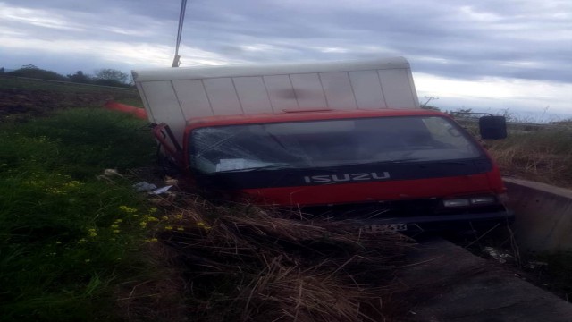 Samsunda kamyonet su kanalına uçtu: 1 yaralı