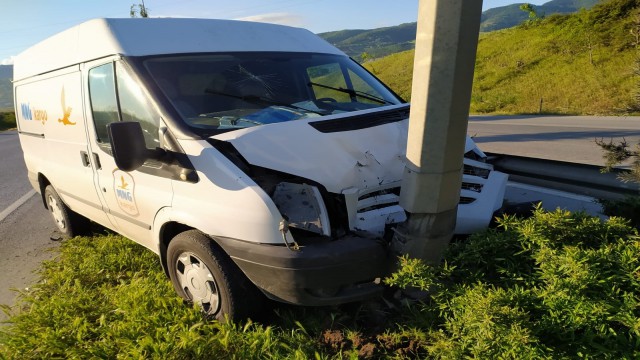 Samsunda minibüs aydınlatma direğine çarptı: 1 yaralı