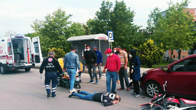 Samsunda motosiklet otomobile çarptı: 2 yaralı