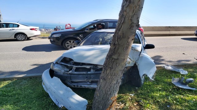 Samsunda otomobil ağaca çarptı: 1 yaralı
