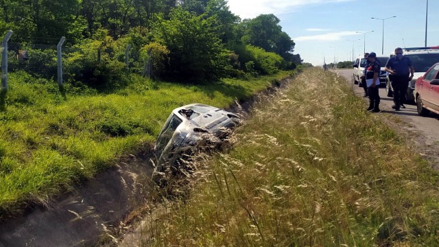 Samsunda yoldan çıkan araç su kanalına devrildi: 1 yaralı