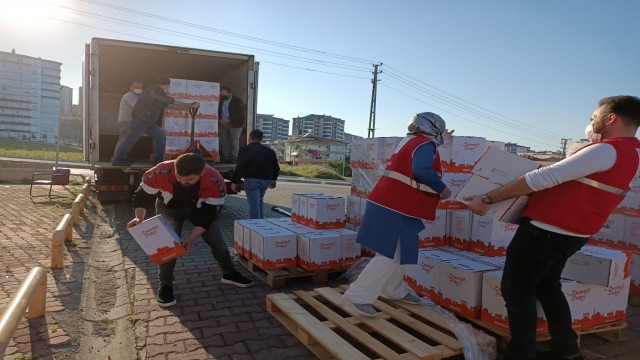 Samsunlu iş adamından 2 bin koli erzak yardımı