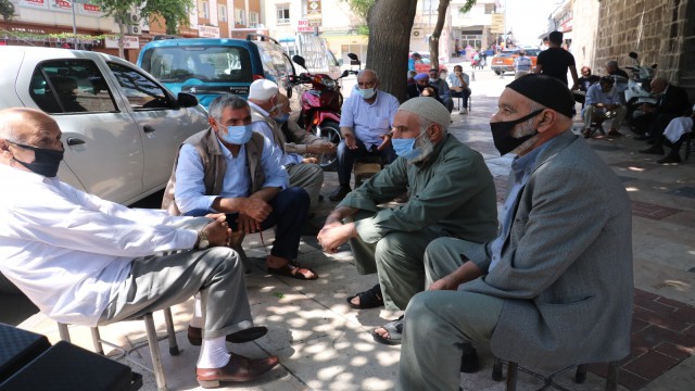 Şanlıurfada Covid-19 aşısını yaptıran yaşlılar normal hayata döndü