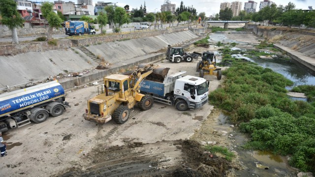 Sarıçam Deresi temizlendi