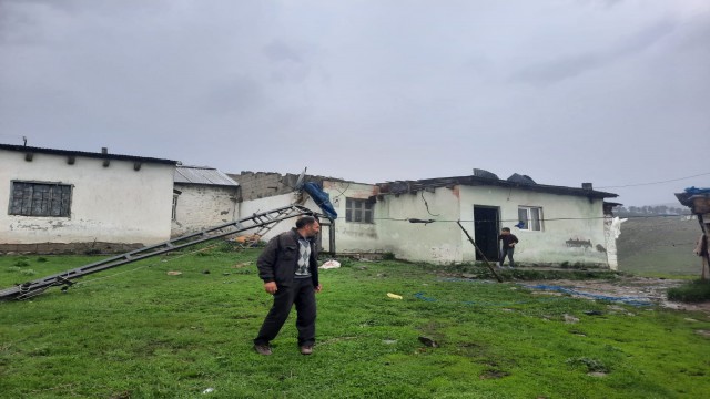 Sarıkamışta fırtına çatıları uçurdu