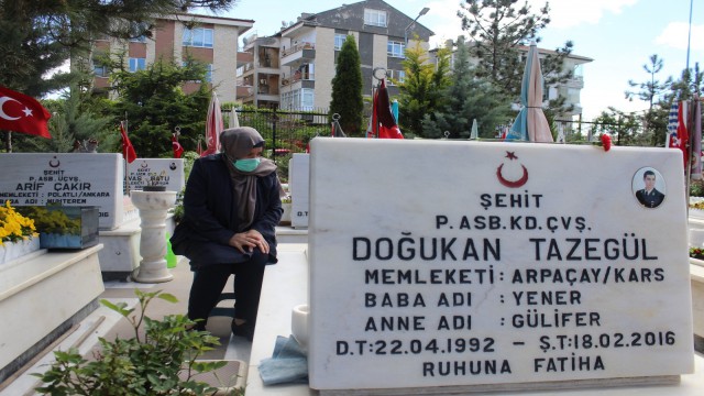 Şehit anneleri Anneler Gününü evlatlarının mezarı başında geçirdi