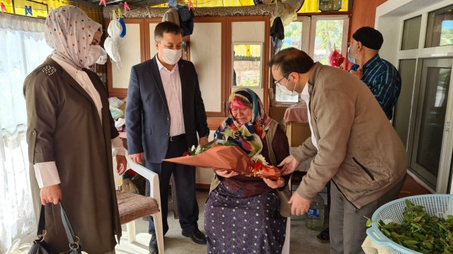 Şehit annesine Anneler günü ziyareti