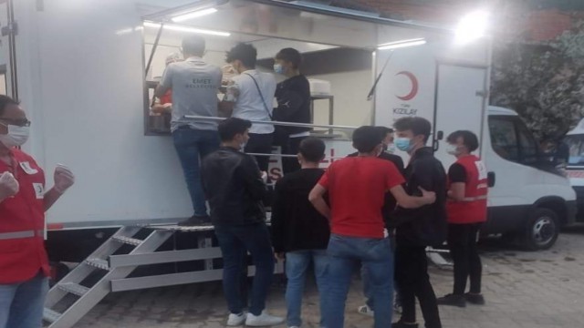 Şehit evi ve mahallesine iftar yemeği dağıtıldı