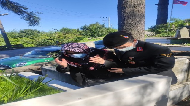 Şehit evladının mezarına Jandarma götürdü