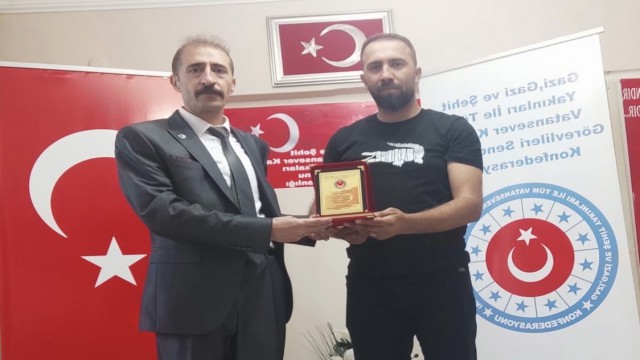 Şehit Gazi Sendikası Konfederasyonundan İHAya plaket