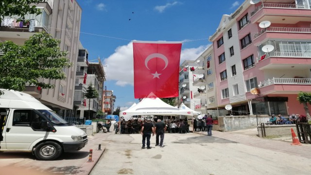 Şehit Hüseyin Keleşin yaşadığı sokakta vatandaşlar şehit ailesini yalnız bırakmadı