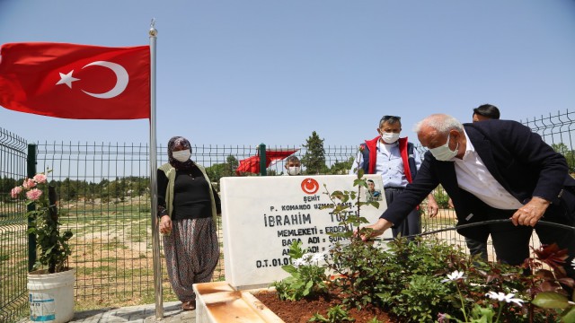Şehit mezarları güllerle donatıldı