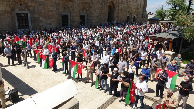 Şehit olan Filistinliler için gıyabi cenaze namazı kılındı