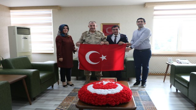 Şehit yakınları Batman İl Jandarma Komutanı Albay Çakmakla bir araya geldi