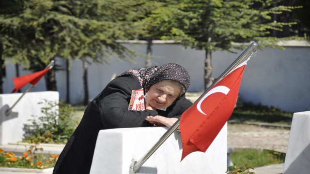 Şehitlikte bayram öncesi duygu dolu anlar