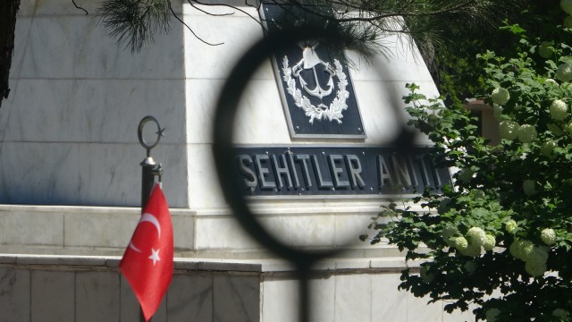 Şehitlikte hüzünlü ziyaret