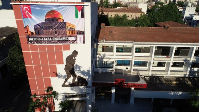 Şehzadeler Belediyesinden posterli ve bayraklı tepki