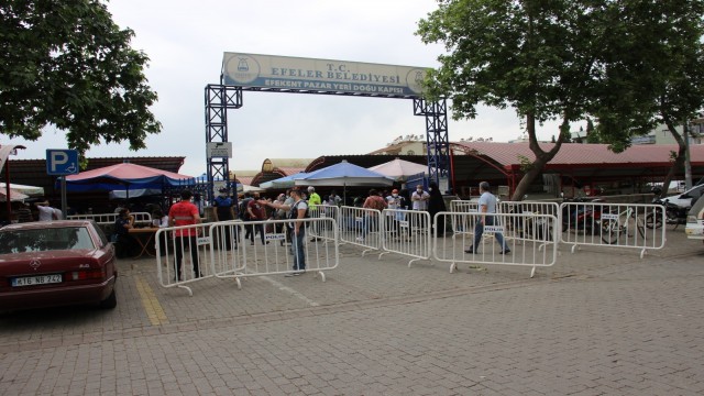 Semt pazarları açıldı, vatandaşlar akın etti