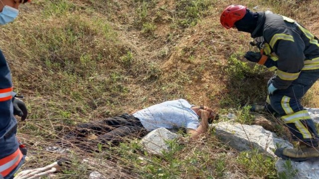 Sepetli motosikletiyle uçuruma yuvarlanan genci itfaiye kurtardı