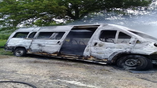 Servis aracı bir anda alev aldı