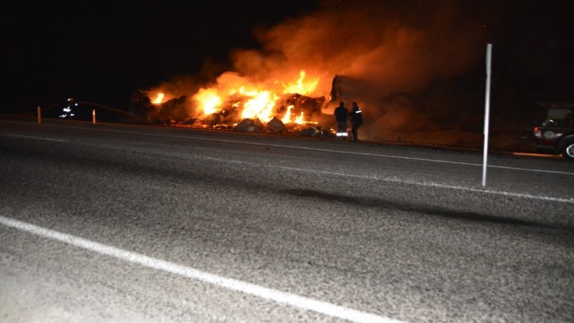 Seydikemerde domates yüklü tır yandı