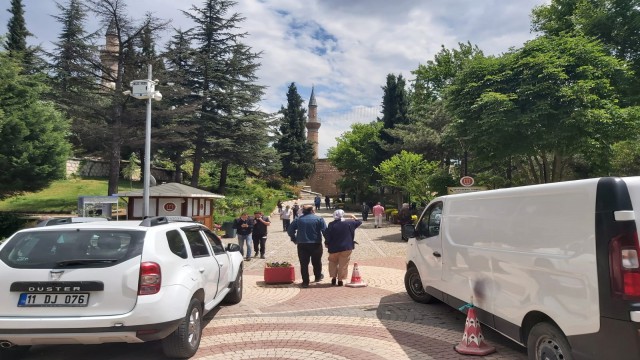 Şeyh Edebali Türbesi bölgesinde tam kapanma sonrası ilk Cuma namazı yoğunluğu