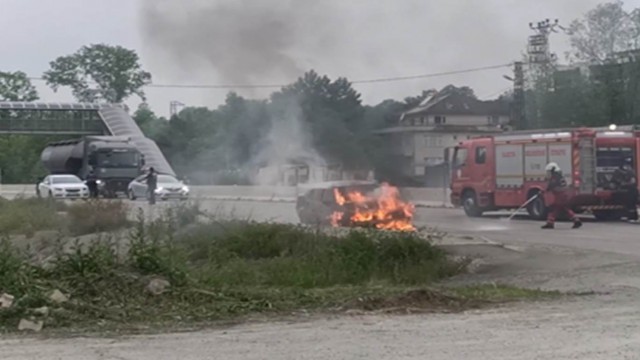 Seyir halindeki araç alev aldı