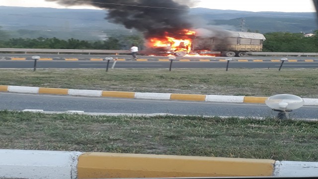 Seyir halindeki kamyon alev alev yandı
