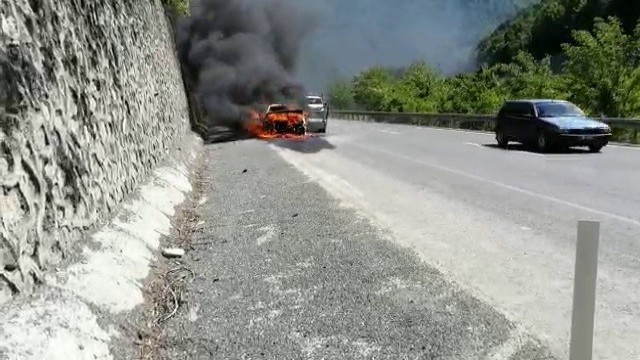 Seyir halindeki otomobil alev alev yandı