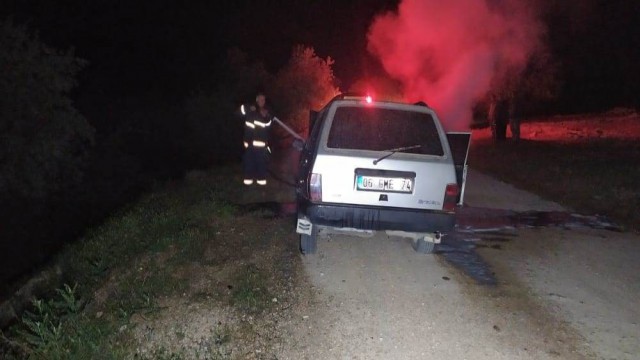 Seyir halindeki otomobil yandı