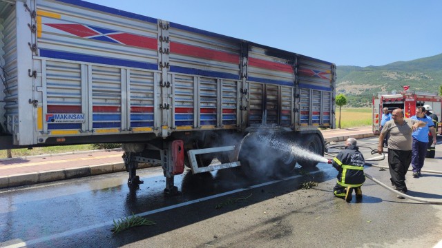 Seyir halindeki tırın lastikleri alev aldı, faciayı sürücü önledi