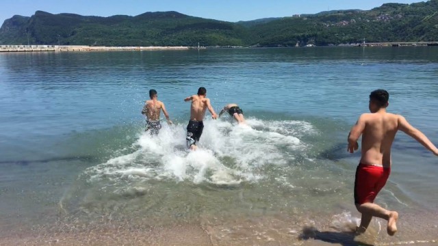 Sıcak havadan bunalan vatandaşlar denizde serinledi