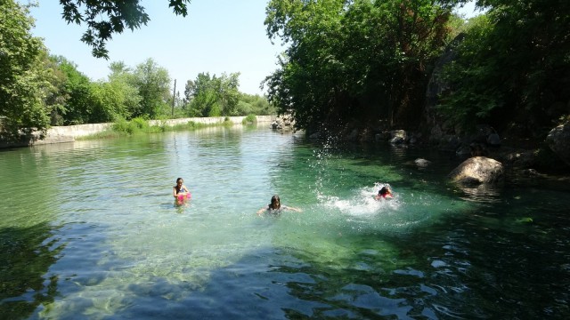 Sıcaklar bunalttı, vatandaşlar soğuk su kaynaklarına akın etti